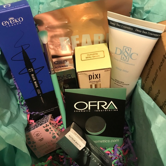 Beauty Mystery Box💋FIRM PRICE💋 - Picture 1 of 10